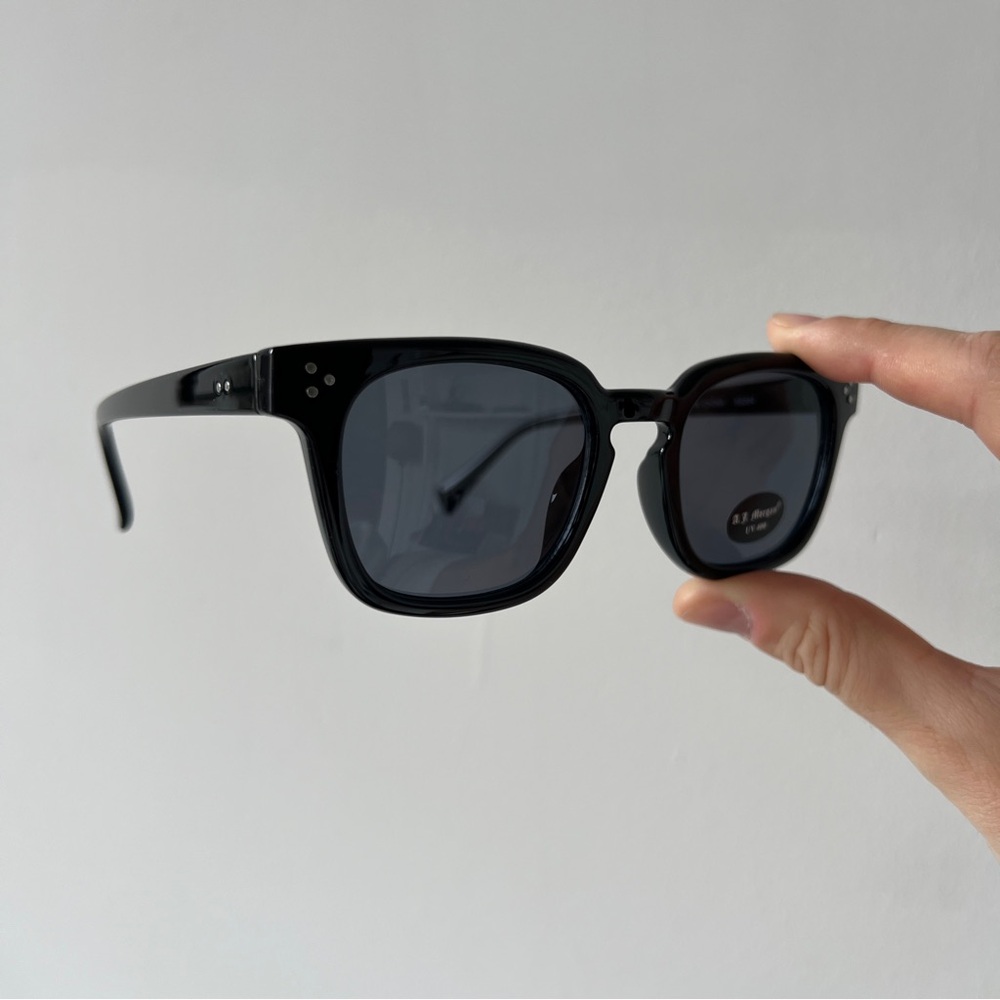 ASOS black frame Classic rectangular shape sunglasses - Picture 4 of 8
